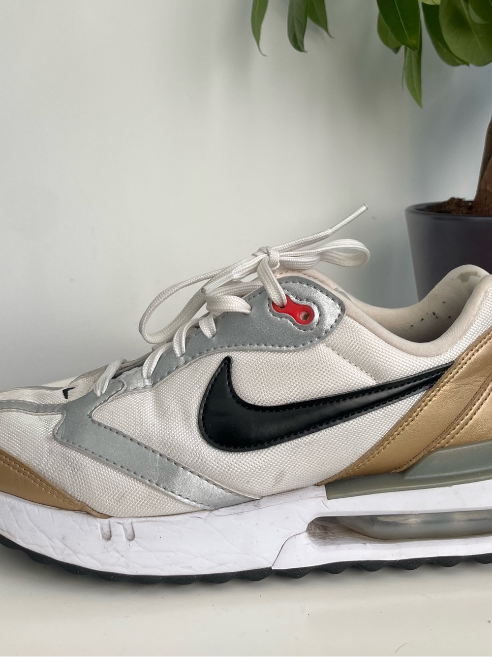 Women Size 7 Nike Air Max Dawn SE White Metallic Gold Shoes